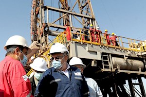 گزارش "نفتی‌ها" از حاشیه‌های سفر اوجی به مناطق نفت خیز جنوب / روایت بازگشت جذاب پس از ۲۸ سال برسر چاه ۲۴۶!