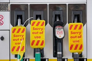 🎥وزیر حمل‌ونقل انگلیس: مردم هنگام خرید بنزین عادی باشند!