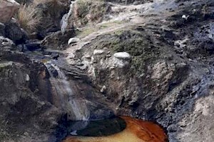 عکس/ جوشش نفت از دل زمین در منطقه دره قیلا بخش آبژدان اندیکا