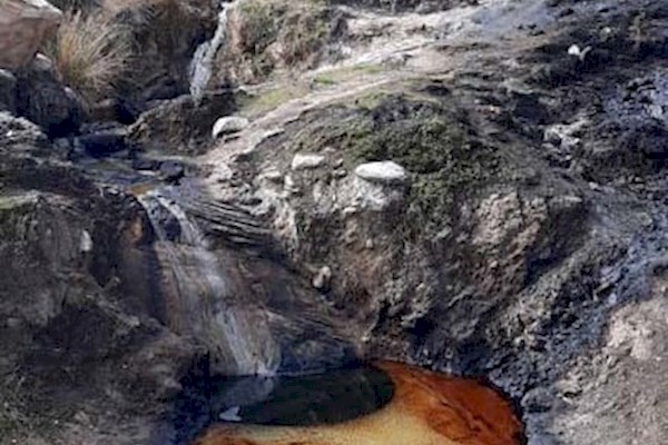عکس/ جوشش نفت از دل زمین در منطقه دره قیلا بخش آبژدان اندیکا