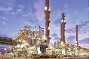 حاشیه‌های نفت و انرژی/از جدی شدن تجارت با عربستان تا تصمیم برنامه هفتم توسعه برای سهمیه بندی و قیمت بنزین!