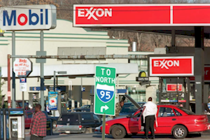 تلاطم در صنعت نفت/ چرا سقوط قیمت‌ها، حتی غول‌هایی مثل Exxon را در معرض بحران قرار داده است؟