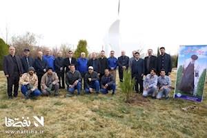 درختکاری در شرکت پتروشیمی شازند به یاد رهبر شهید
